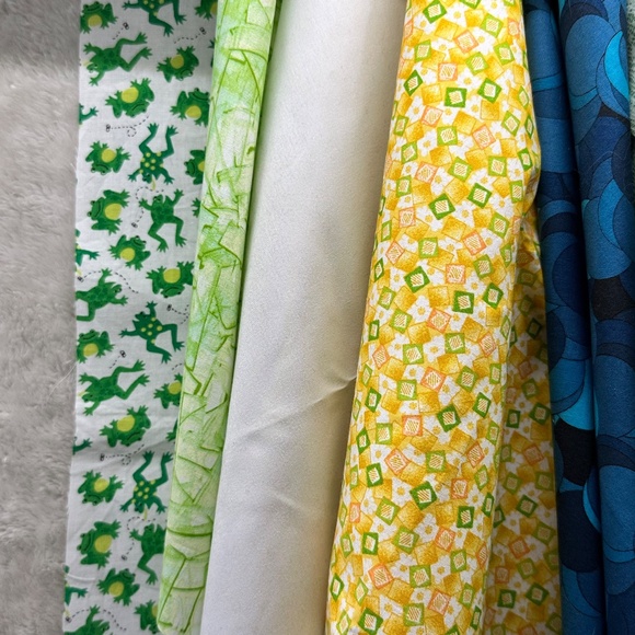 Fat Quarter 'Frogs in a Bog' 10 Piece Quilt Fabric Bundle, Green/Blue/Orange - Picture 4 of 7